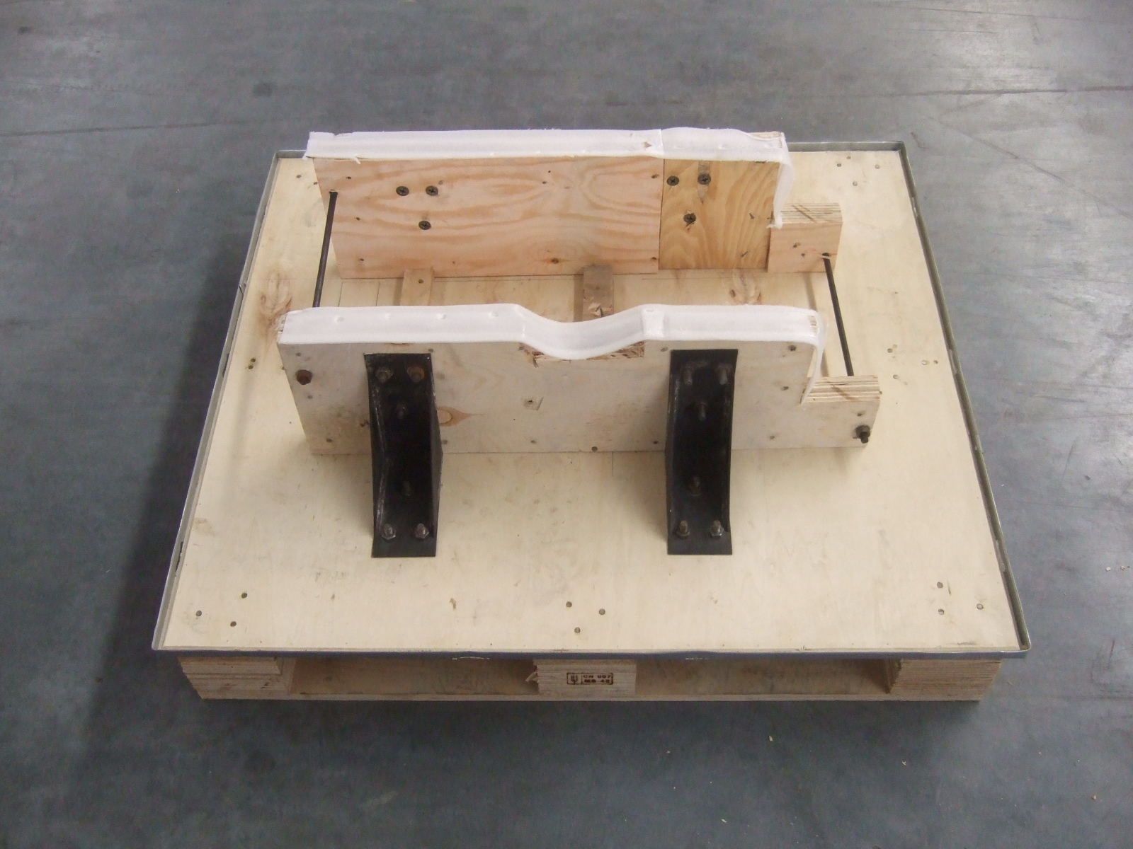 4B出口發(fā)動機(jī)托架